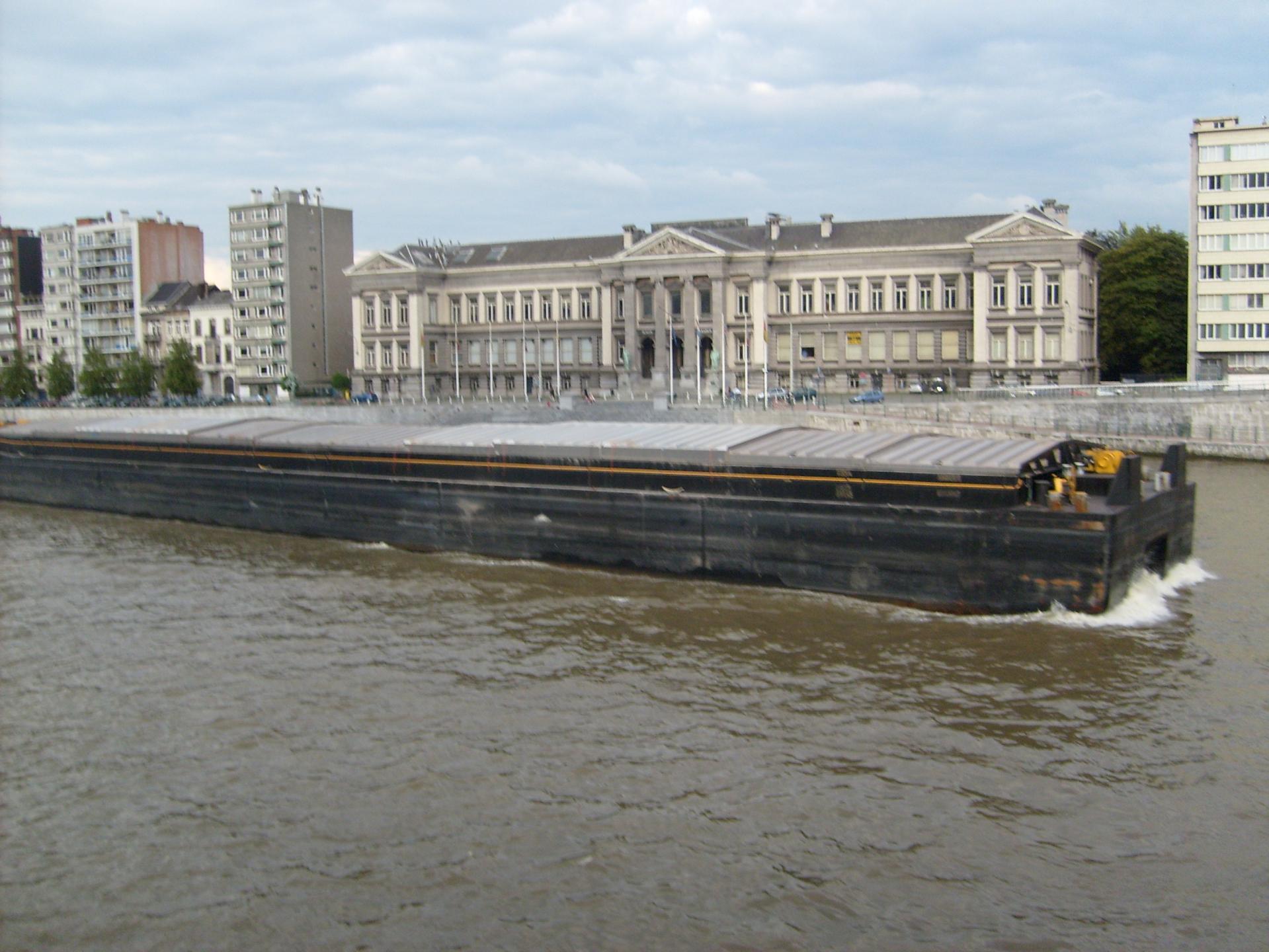 Péniche sur la Meuse devant l'Institut de Zoologie à Liège en 2005