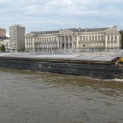 Péniche sur la Meuse devant l'Institut de Zoologie à Liège en 2005