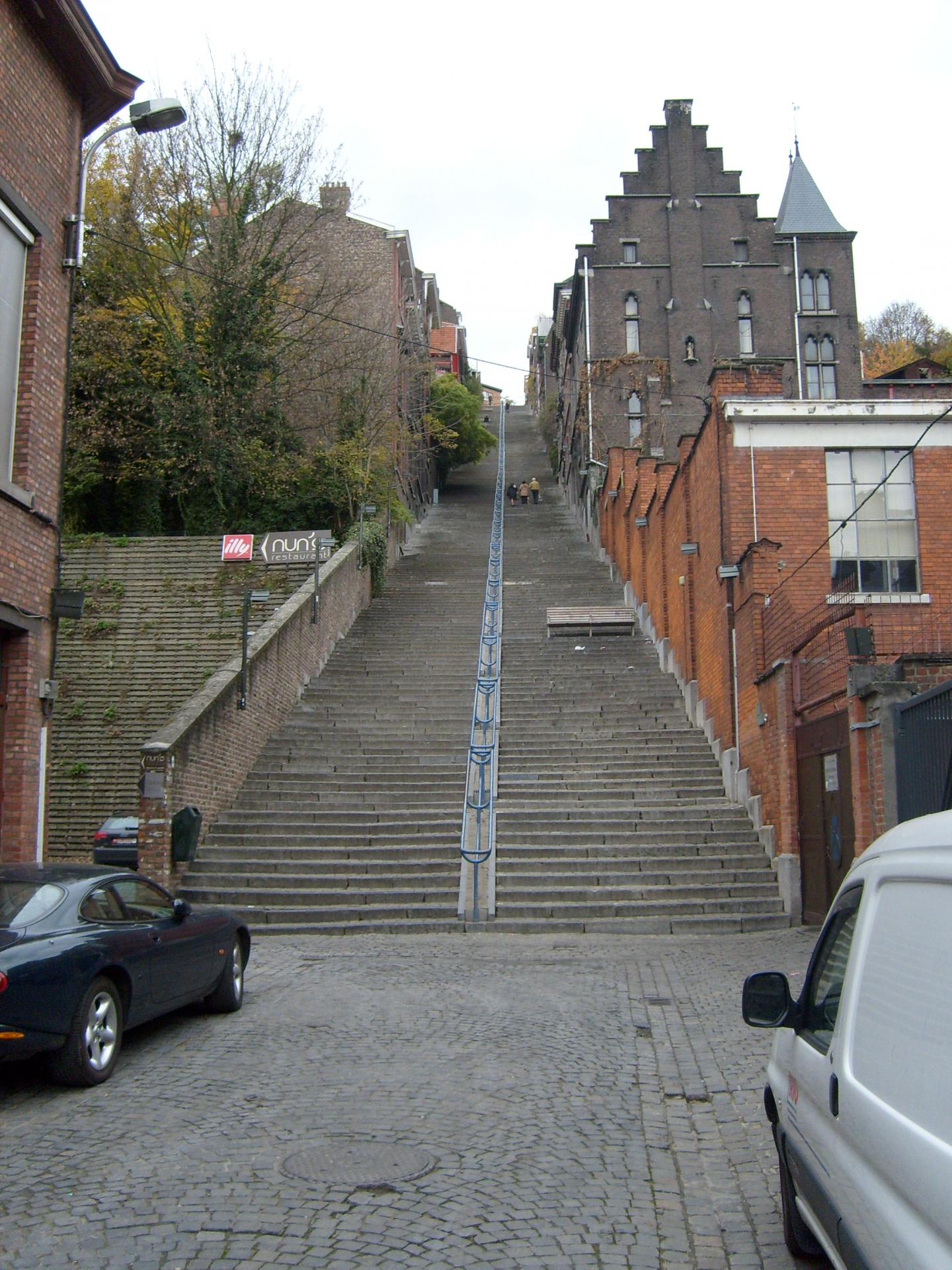 4 nov 07 La Montagne de Bueren vue d'en bas