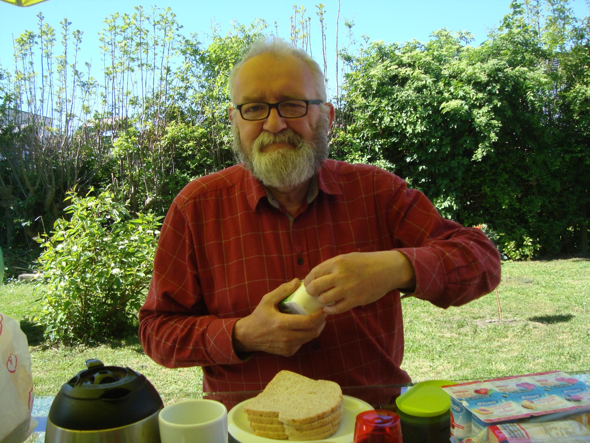 6 mai 2018 (dimanche matin) petit déj au jardin.