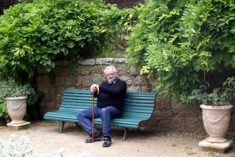 Fontfroide 23 mai15 avec un vieillard sur un banc