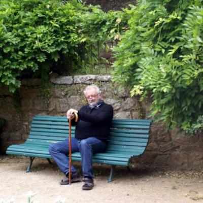 Fontfroide 23 mai15 avec un vieillard sur un banc