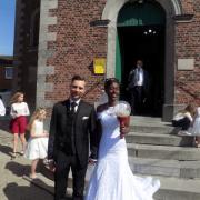 Rosy et Julien à la sortie de l'église d'Houtain où ils se marièrent